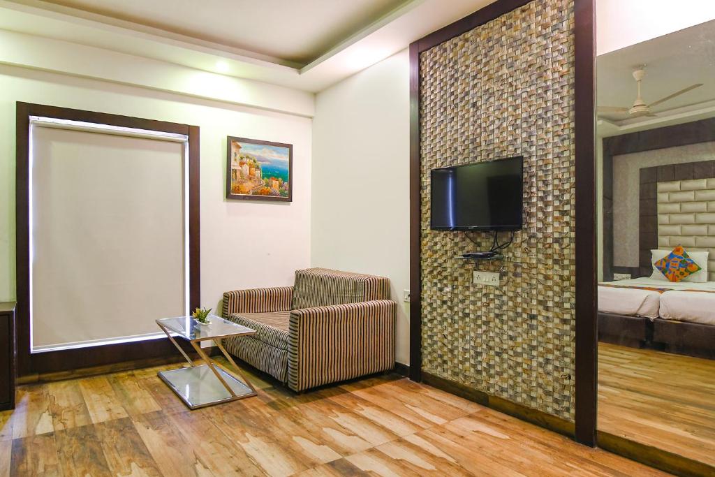 TV a/nebo společenská místnost v ubytování FabHotel Prime Goodwill
