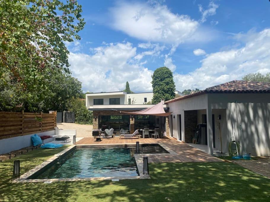 une maison avec une piscine dans la cour dans l'établissement Villa moderne avec piscine à 10min Cannes, à Mougins