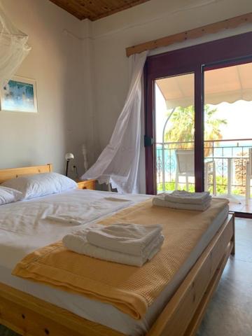 een slaapkamer met een bed met handdoeken erop bij Lefteris in Polichnítos