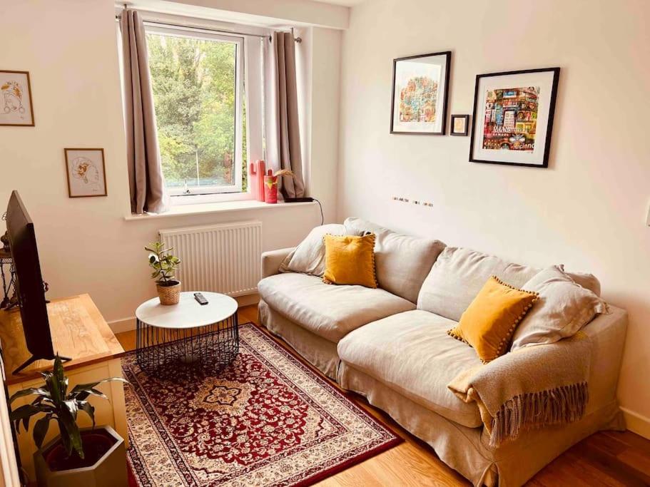 Χώρος καθιστικού στο BeeStay - Cosy 1 bed flat in the heart of Cheadle Hulme