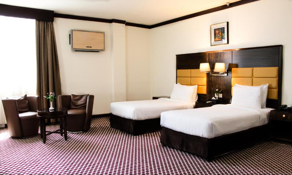 Кровать или кровати в номере Fortune Karama Hotel