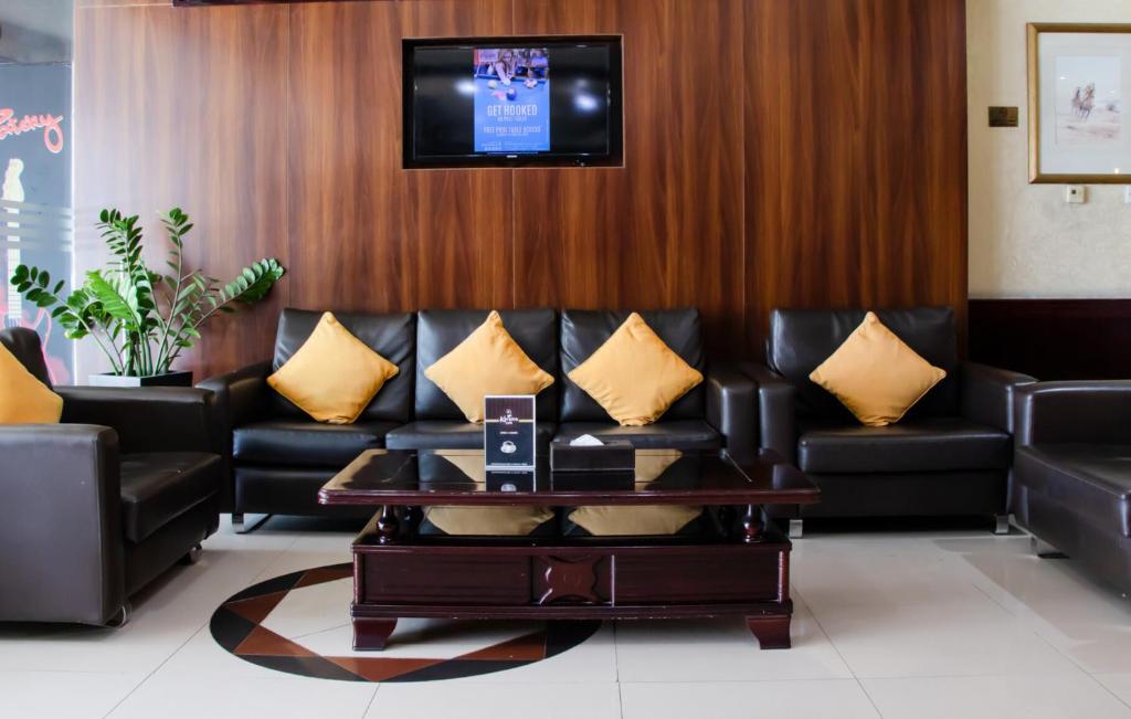 Гостиная зона в Fortune Karama Hotel