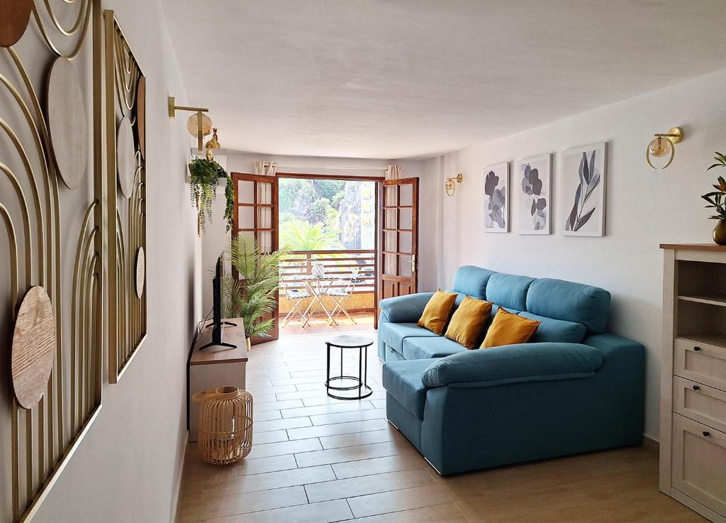 un salon avec un canapé bleu et une table dans l'établissement Pem House, apartamento con vistas al mar, à Santa Cruz de la Palma