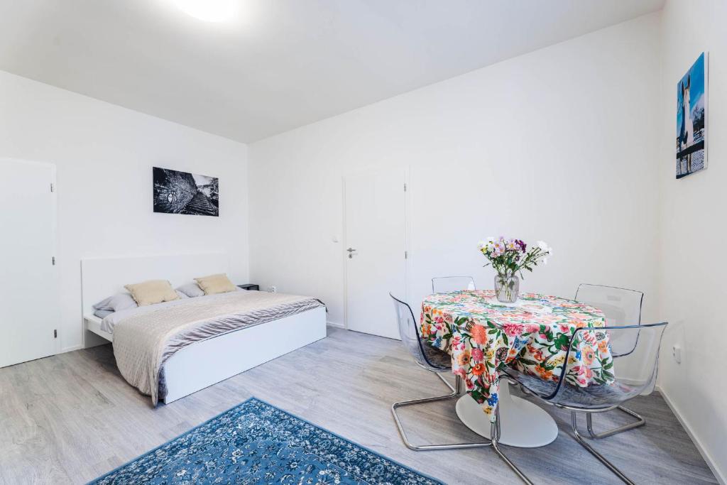 Postel nebo postele na pokoji v ubytování Silvie Apartments - Wurmova