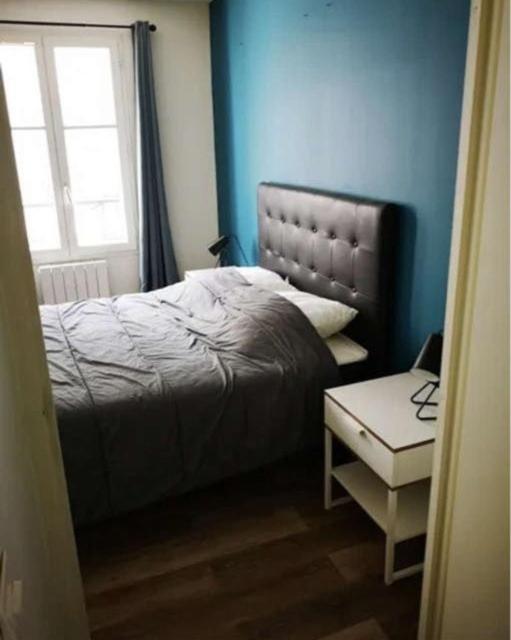 une chambre avec un lit, une fenêtre et une table dans l'établissement Magnifique appartement à 10mins de Disneyland Paris avec Parking, à Bailly-Romainvilliers