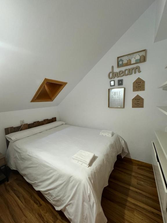 Postel nebo postele na pokoji v ubytování Acogedor Ático en el Corazón de Formigal - Esquía sin llaves