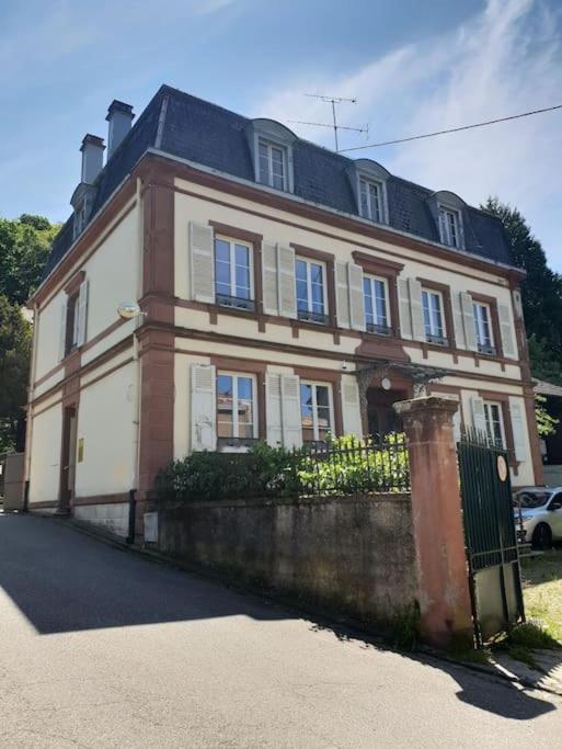 une grande maison avec une clôture devant dans l'établissement Petite perle Maison de Maître, à Sainte-Marie-aux-Mines