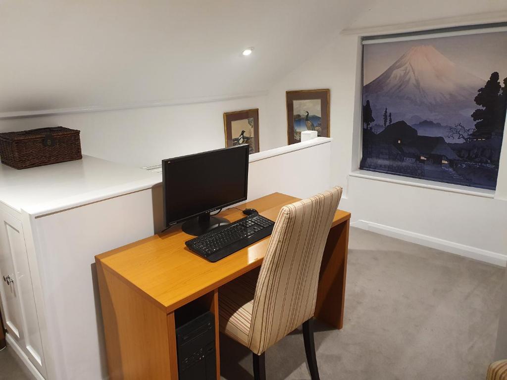 TV a/nebo společenská místnost v ubytování Avalon Guest Suite Ewell