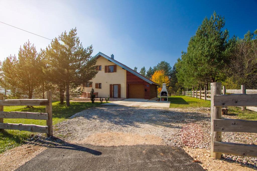 Un granero con una valla delante. en Holiday Home Tisa, en Rudanovac