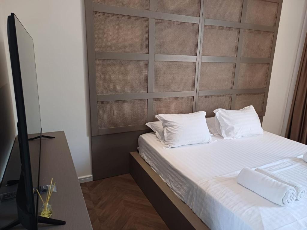 Una televisión o centro de entretenimiento en Principotes Ksamil Luxury Suites