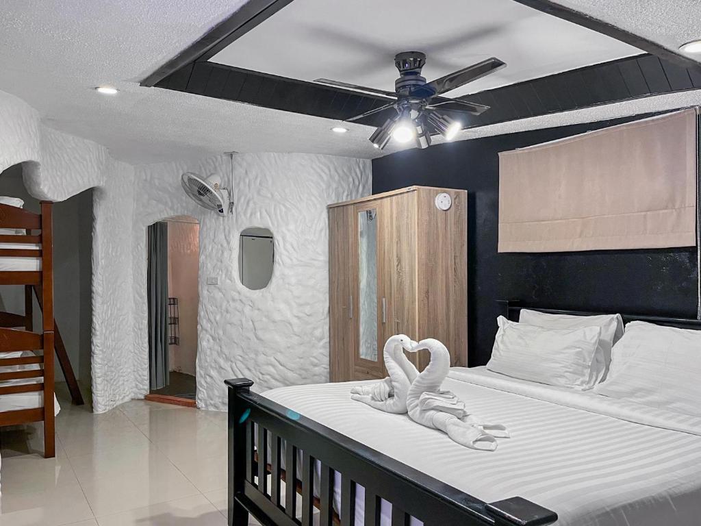 Big Boys' Bed & Burger - Patong Beach - Resim 39