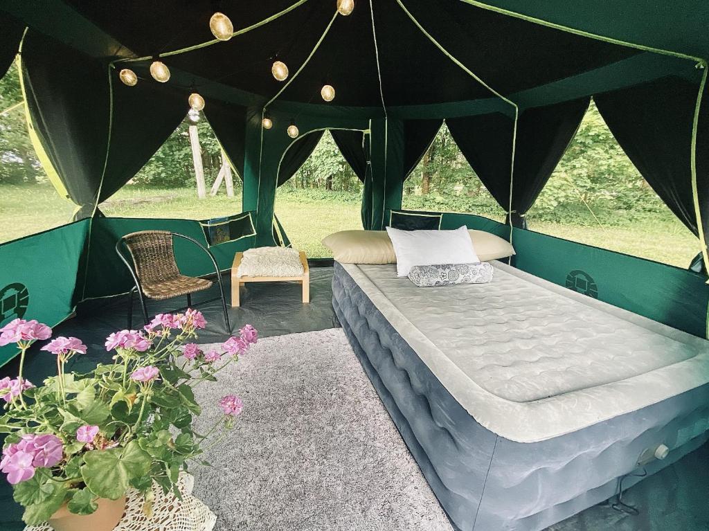 Postel nebo postele na pokoji v ubytování Stand-up tent and Sauna, farm experience BB