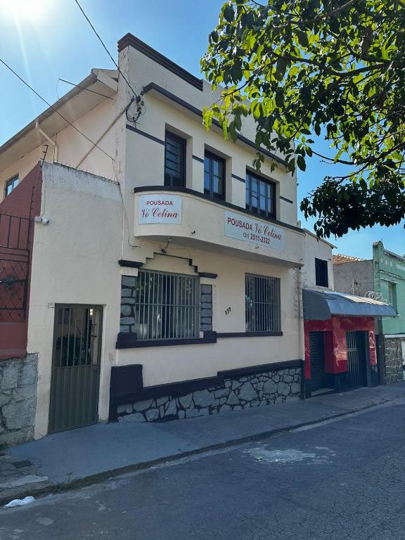 a white building on the side of a street at Pousada Vó Celina in Belo Horizonte