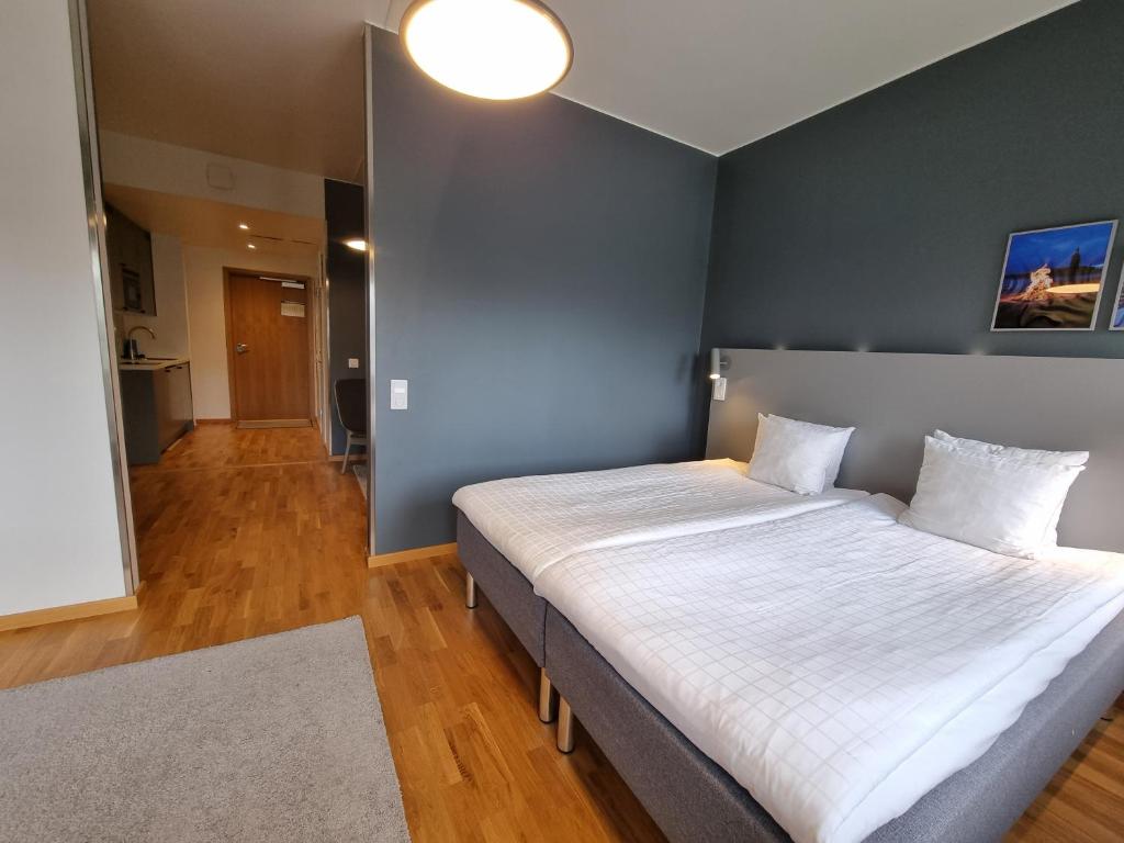Postel nebo postele na pokoji v ubytování First Hotel The Studio