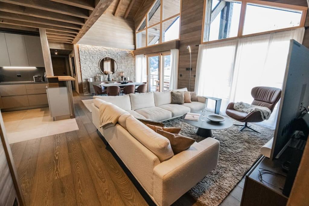 un salon avec un canapé blanc et une table dans l'établissement Appartement aux pieds des pistes, à Saint-Étienne-de-Tinée