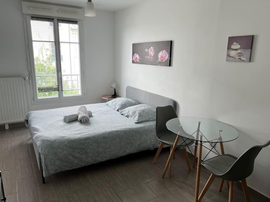 une chambre avec un lit avec un ours en peluche dessus dans l'établissement Studio Disneyland Paris, à Serris