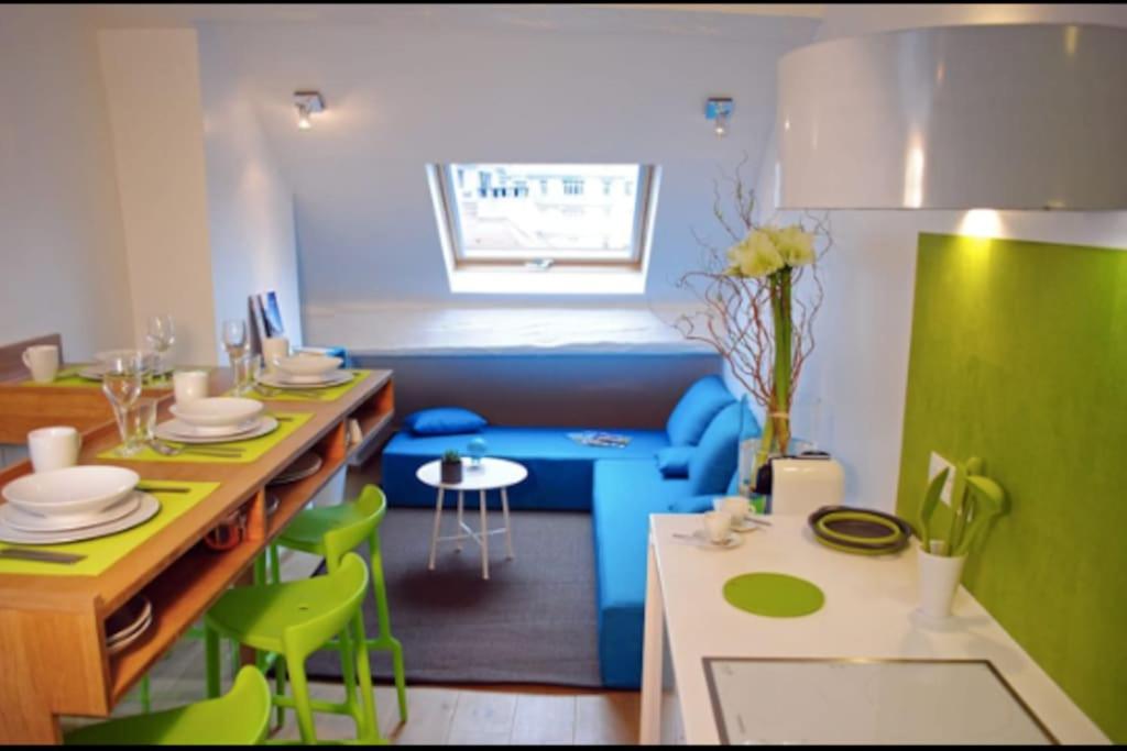 une pièce avec une cuisine avec une table et des chaises dans l'établissement le duplex de Notre Dame, à Annecy