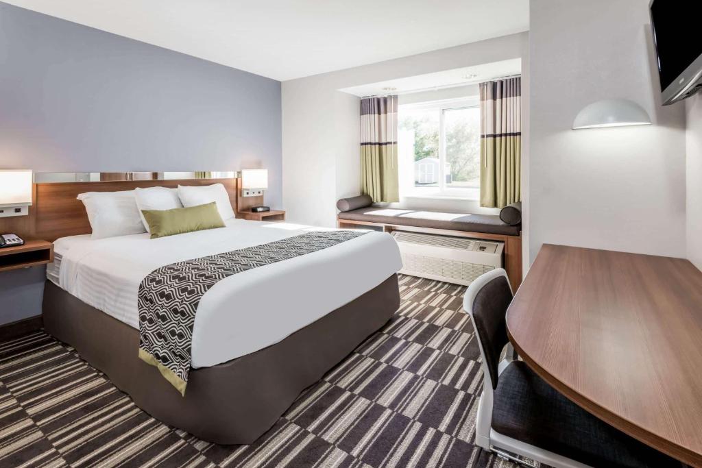 Postel nebo postele na pokoji v ubytování Microtel By Wyndham Victor