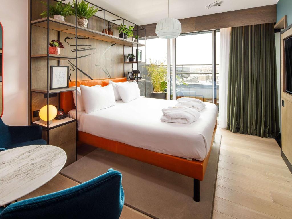 Llit o llits en una habitació de ibis Styles Edinburgh St Andrew Square