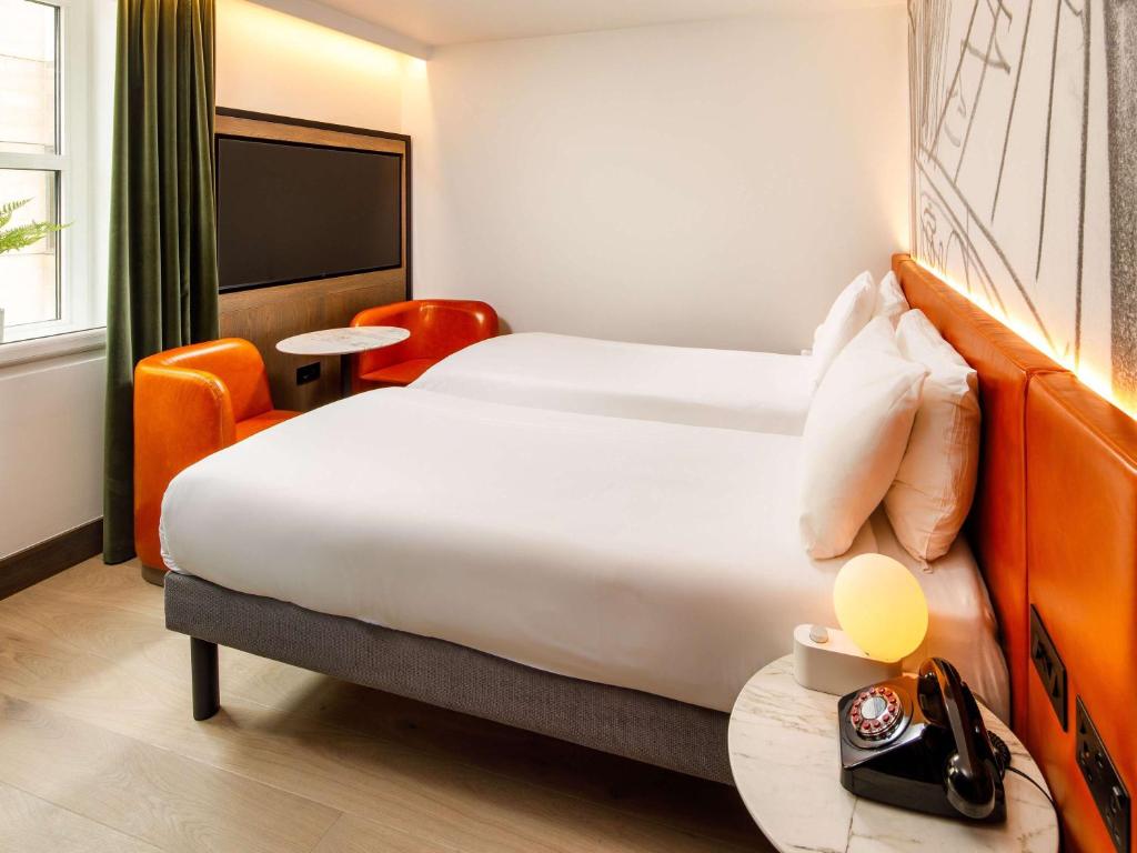 Llit o llits en una habitació de ibis Styles Edinburgh St Andrew Square