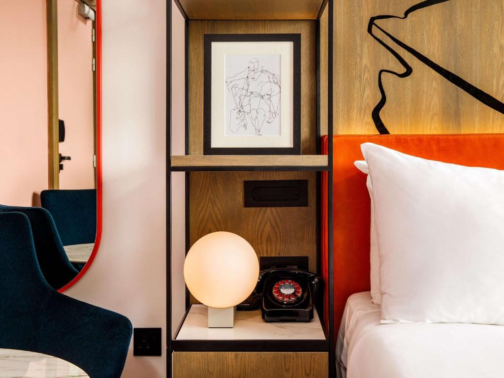 Llit o llits en una habitació de ibis Styles Edinburgh St Andrew Square