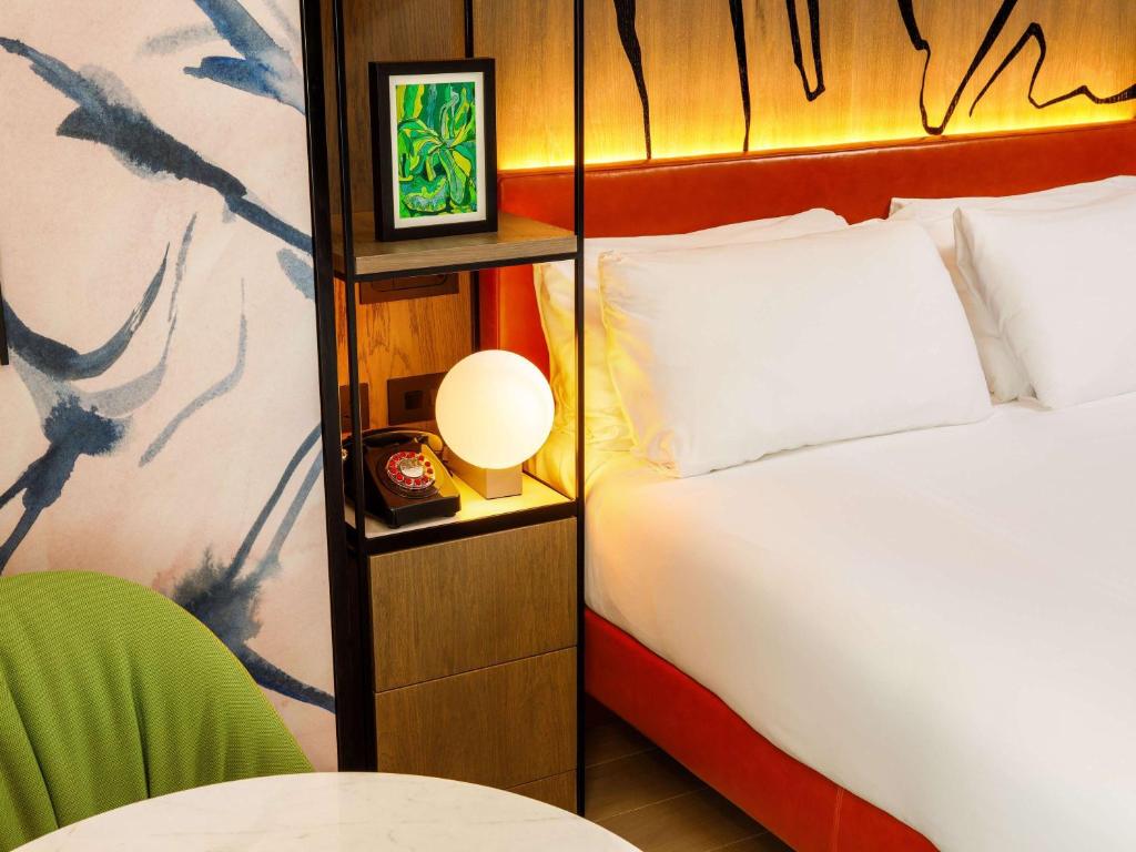 Llit o llits en una habitació de ibis Styles Edinburgh St Andrew Square