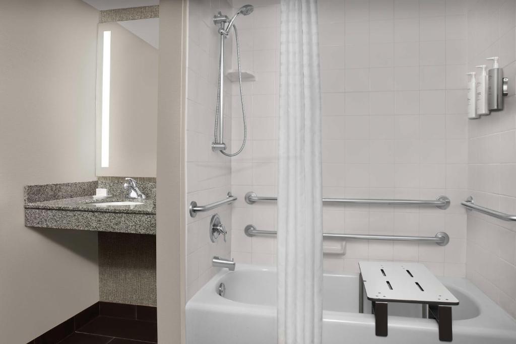Hilton Garden Inn Hoffman Estates - King Room With Accessible Tub - Mobility Access