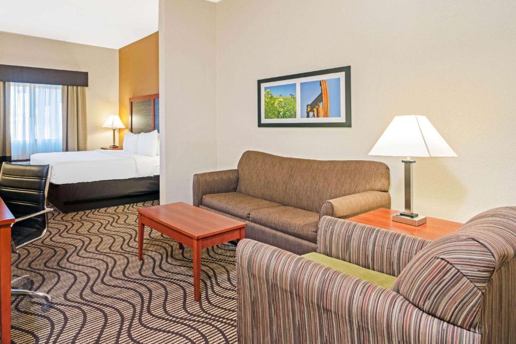 Postel nebo postele na pokoji v ubytování La Quinta by Wyndham Midwest City - Tinker AFB
