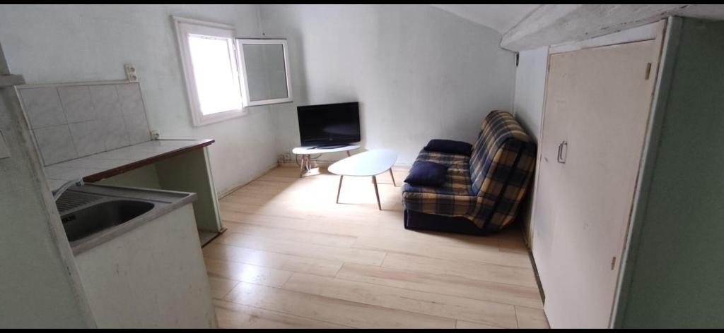 - une cuisine avec un canapé et une chaise dans la chambre dans l'établissement Studio des poetes, à Béziers