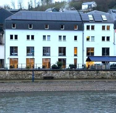 Výhled na řeku, která protéká v blízkosti hotelu