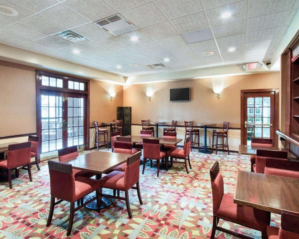 Comfort Suites Parkersburg South photo