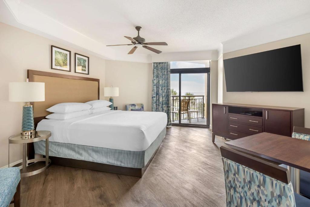 Ein Bett oder Betten in einem Zimmer der Unterkunft Hilton Grand Vacations Club Anderson Ocean Myrtle Beach