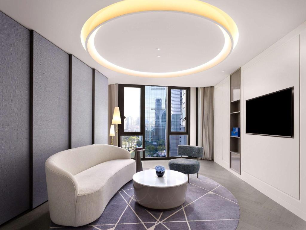 Uma TV ou centro de entretenimento em Sofitel Ambassador Seoul Hotel & Serviced Residences