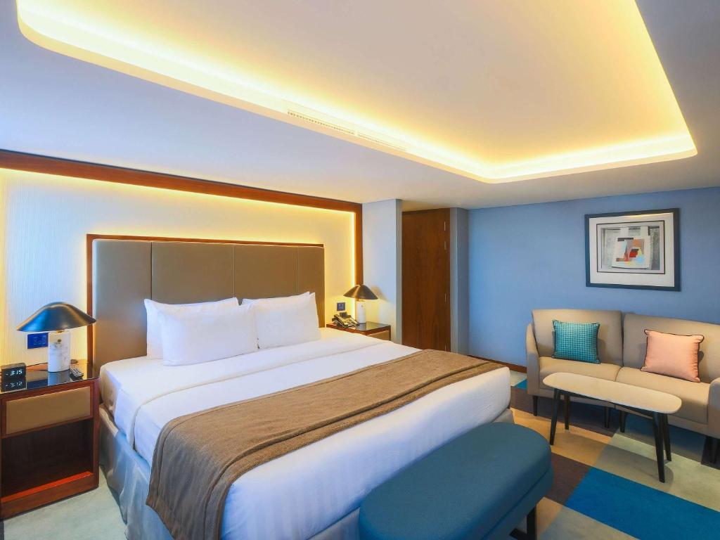 Postel nebo postele na pokoji v ubytování Queen Elizabeth 2 Hotel