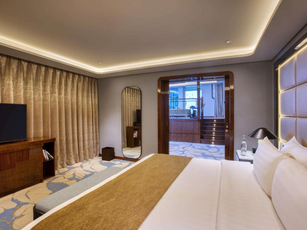 Postel nebo postele na pokoji v ubytování Queen Elizabeth 2 Hotel