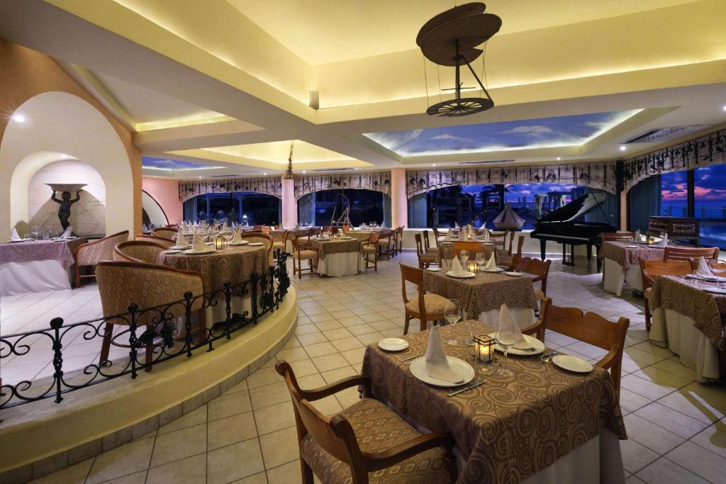 Restaurace v ubytování Wyndham Grand Cancun All Inclusive Resort & Villas