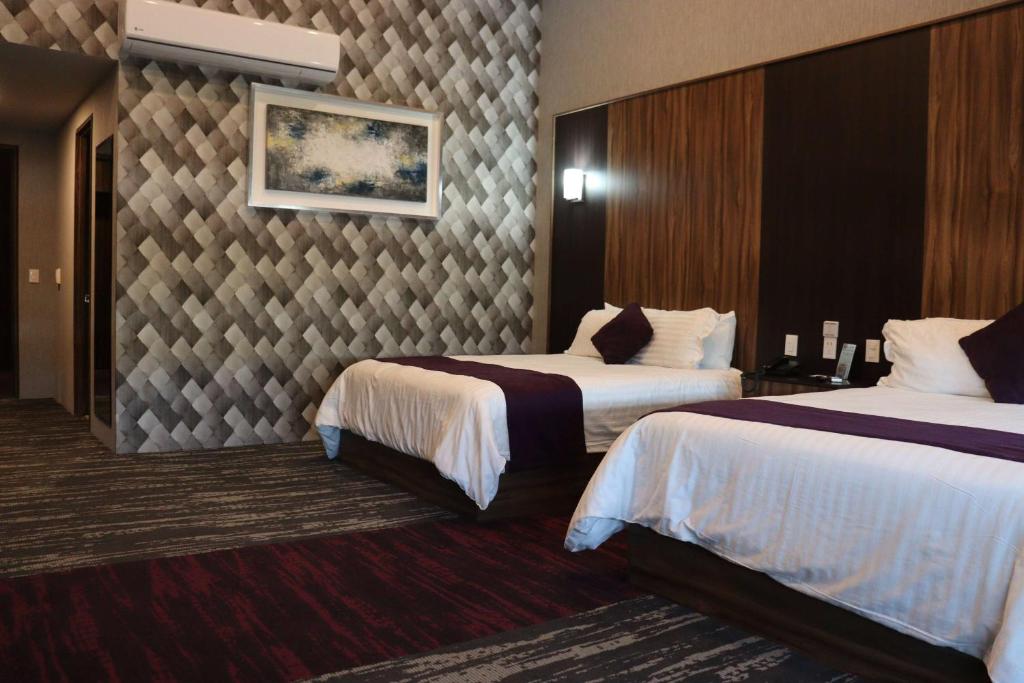 Postel nebo postele na pokoji v ubytování Wyndham Garden Aguascalientes Hotel & Casino