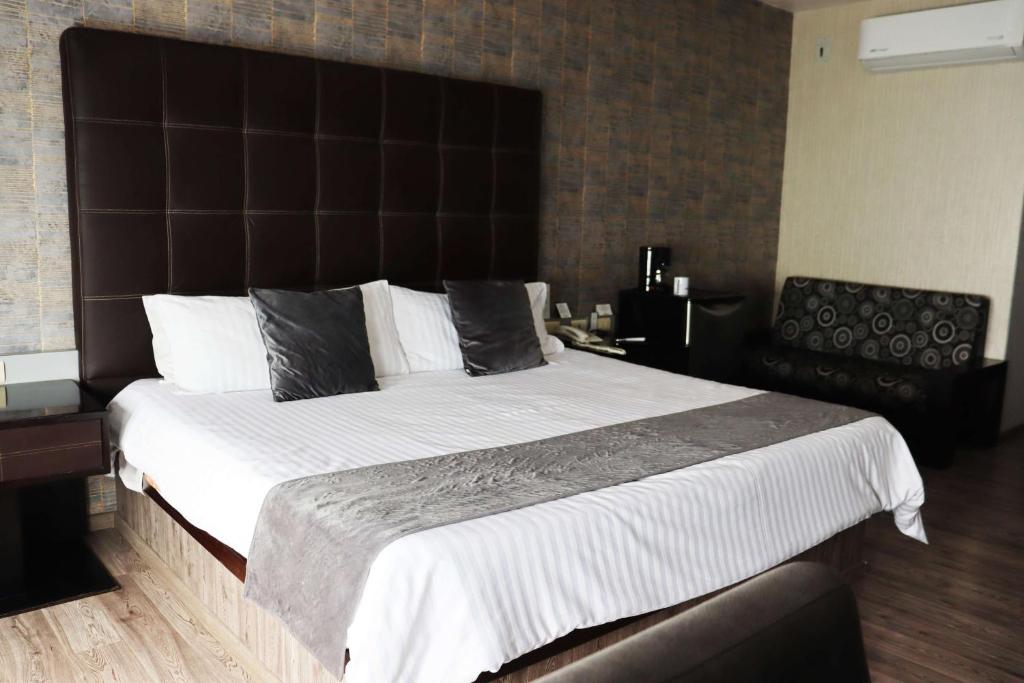 Postel nebo postele na pokoji v ubytování Wyndham Garden Aguascalientes Hotel & Casino