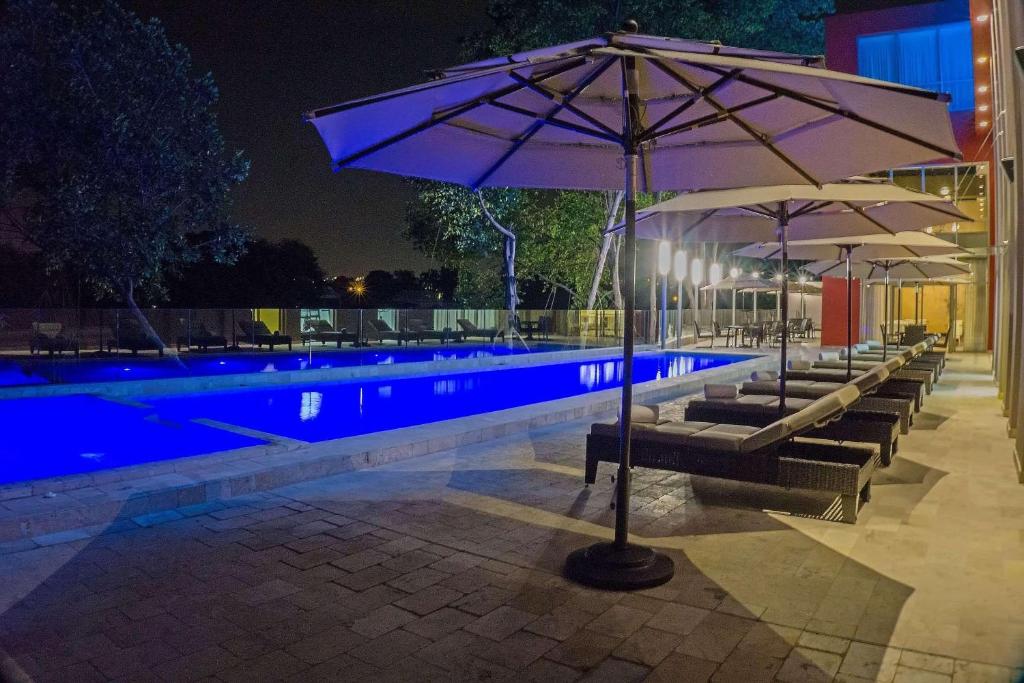 Bazén v ubytování Radisson Hotel Guayaquil nebo v jeho okolí