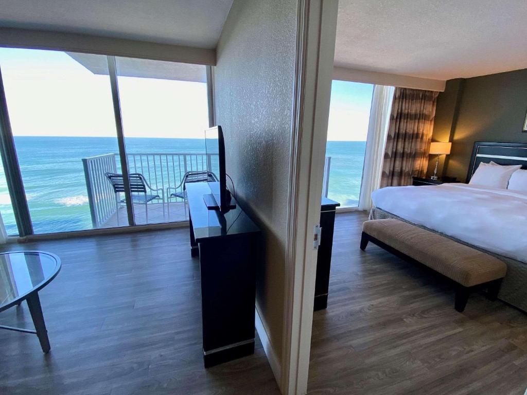 Postel nebo postele na pokoji v ubytování Radisson Suite Hotel Oceanfront