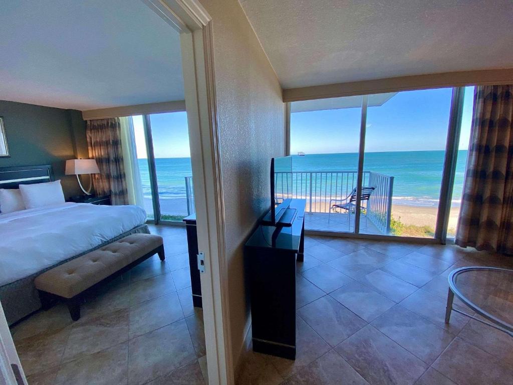 Postel nebo postele na pokoji v ubytování Radisson Suite Hotel Oceanfront