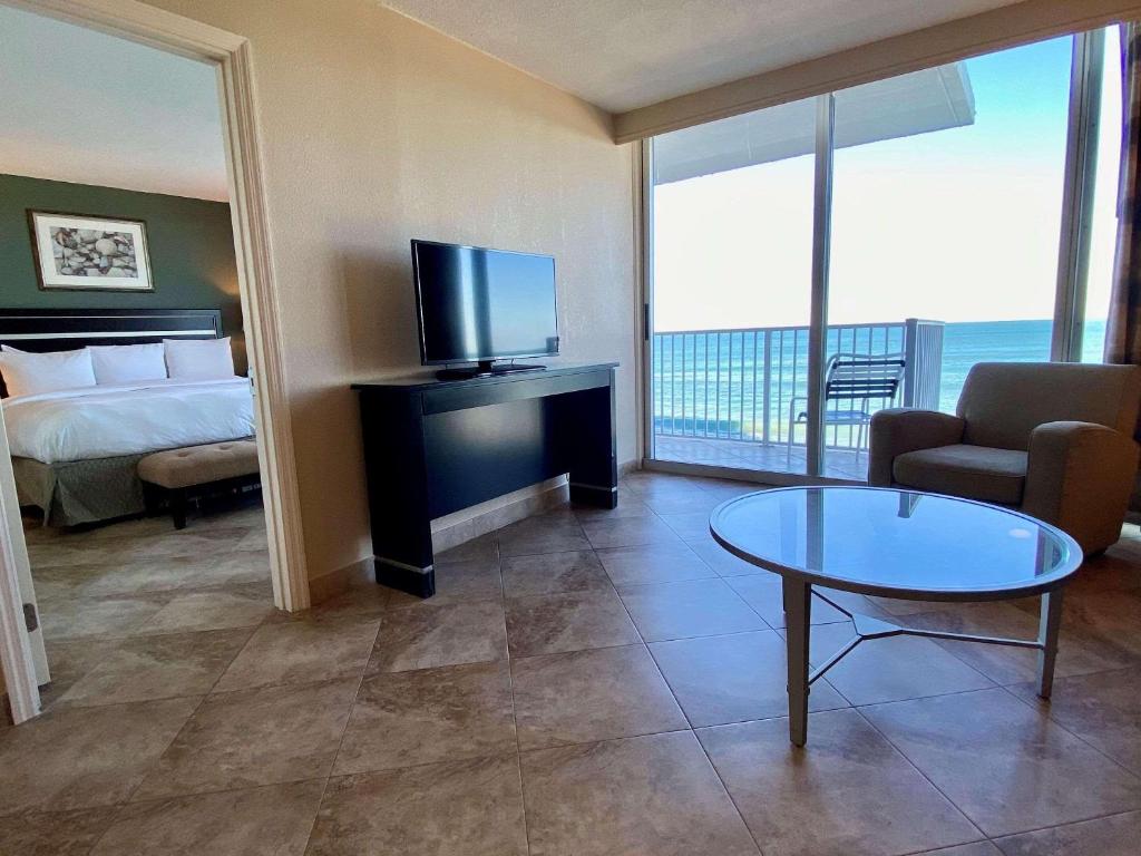 TV a/nebo společenská místnost v ubytování Radisson Suite Hotel Oceanfront