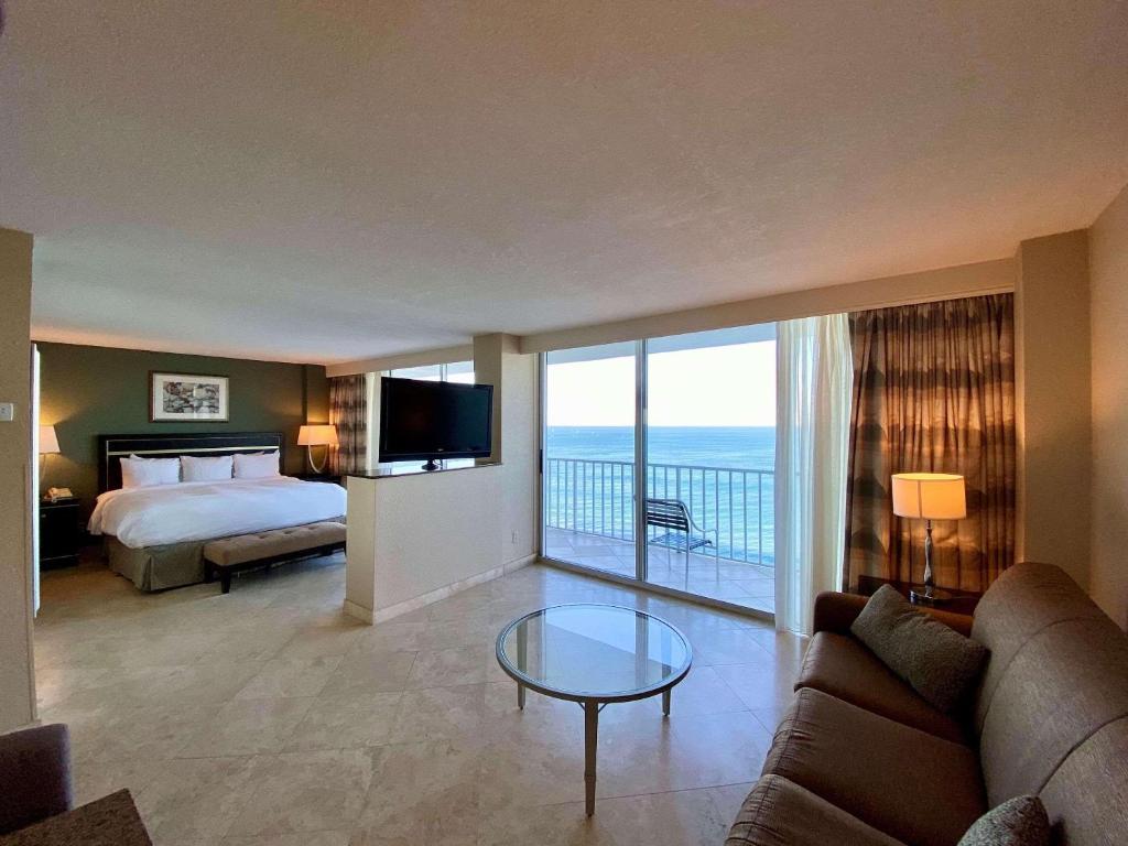 TV a/nebo společenská místnost v ubytování Radisson Suite Hotel Oceanfront