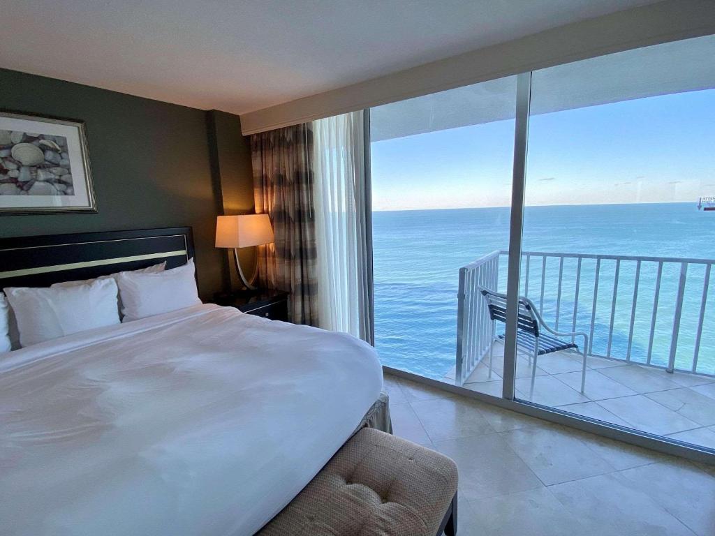 Postel nebo postele na pokoji v ubytování Radisson Suite Hotel Oceanfront
