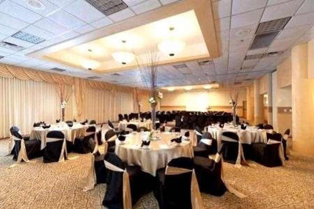 Restaurace v ubytování Radisson Suite Hotel Oceanfront