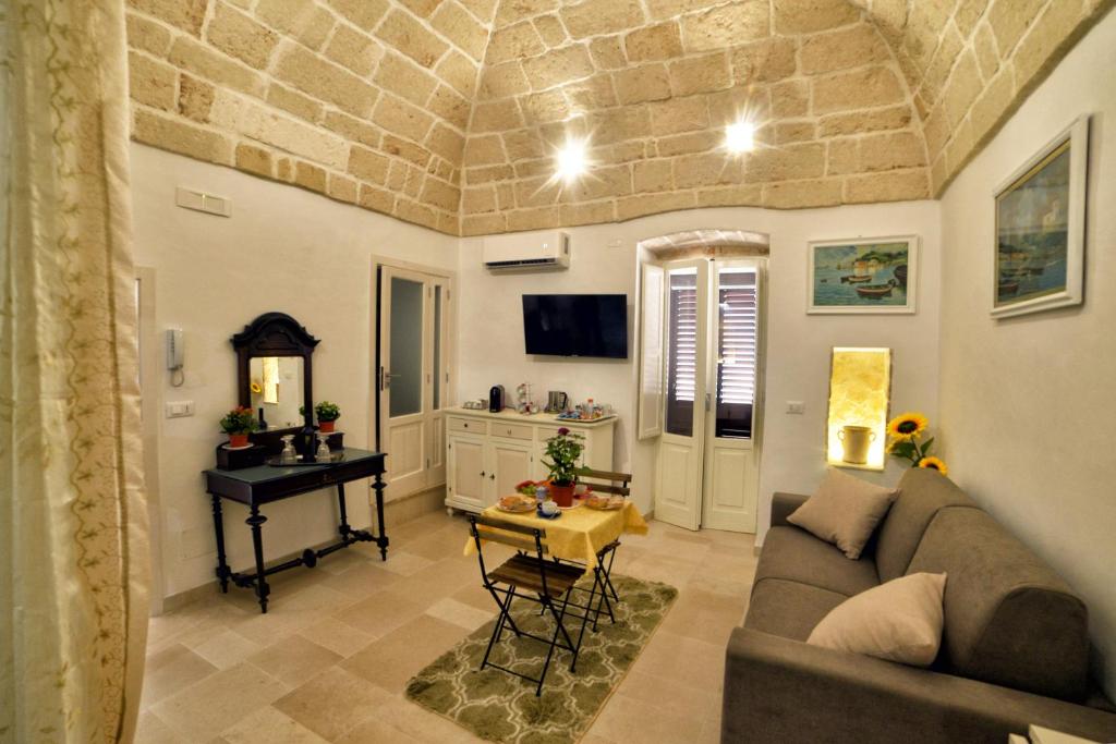 ein Wohnzimmer mit Sofa und Tisch in der Unterkunft Le Nicchie Ostuni in Ostuni