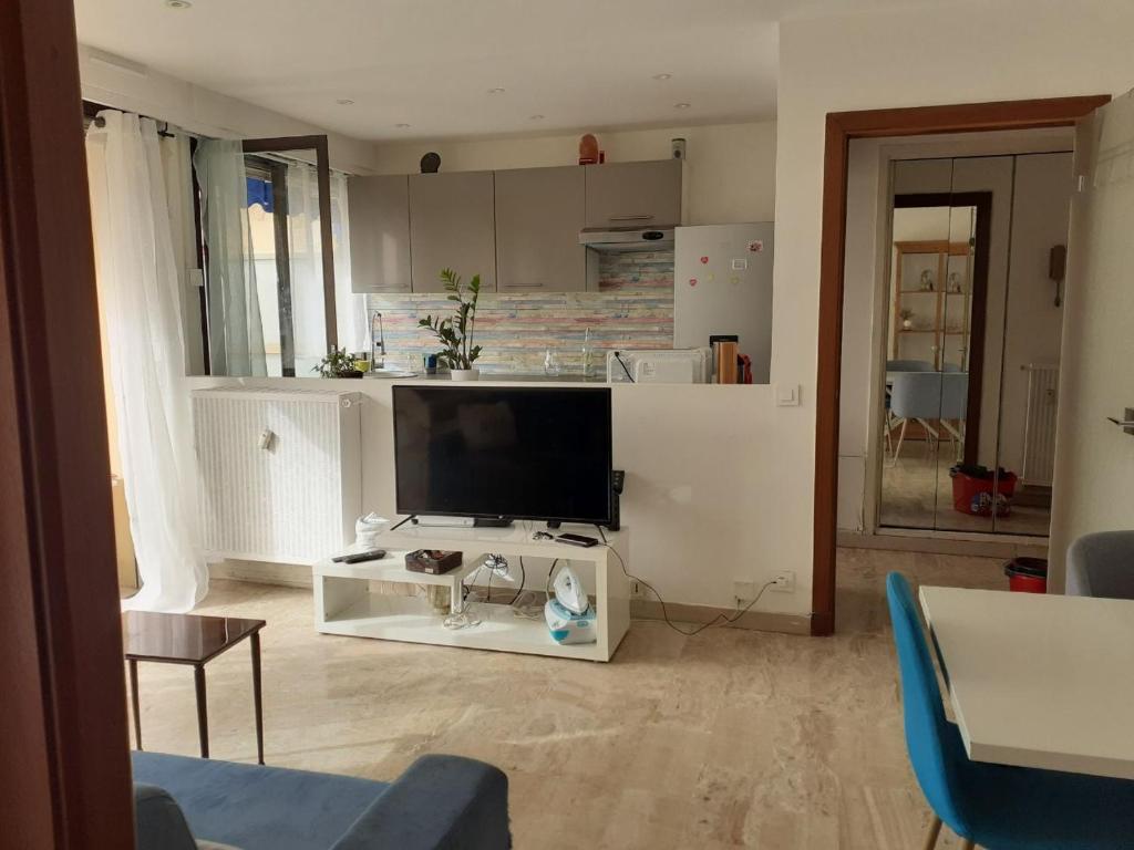 un salon avec une télévision à écran plat sur un meuble dans l'établissement Au Cœur de Vence, à Vence