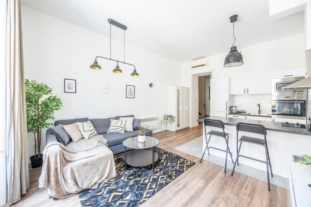Charming & Cozy Central 1BEDRM Suites 1081 Budapest, Bezerédj utca 9 kép - 1