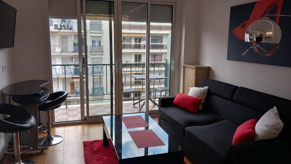 un salon avec un canapé et une grande fenêtre dans l'établissement Very Nice Apartment, à Nice