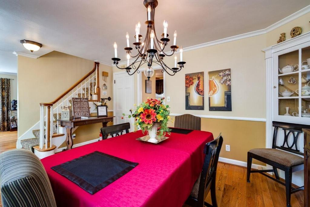 Posezení v ubytování Antique Charm Meets Modern Comfort 3br